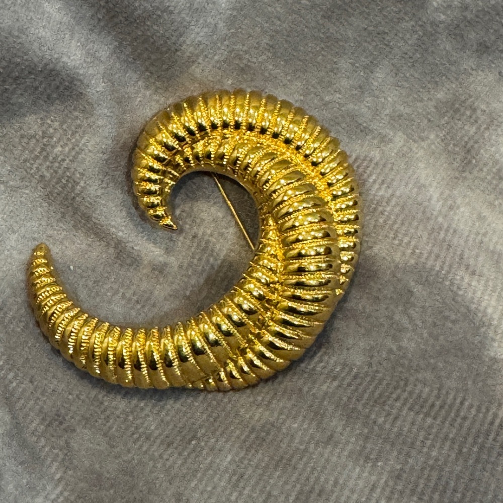 VINTAGE MONET GOLD‎ TONE BROOCH signed